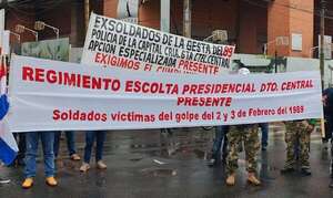 Excombatientes del 89 se manifiestan y acamparán hasta ser recibidos por Alliana - Nacionales - ABC Color