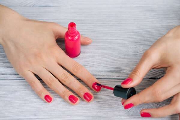 La UE prohíbe el uso de una sustancia muy utilizada en esmaltes de uñas, por ser tóxica - Mundo - ABC Color
