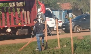 Municipalidad ordena liberación de calle cercada por supuestos dueños en Coronel Oviedo - OviedoPress