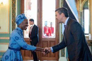Presidente juramentó a tres nuevos embajadores y recibió acreditaciones de cinco representantes diplomáticos