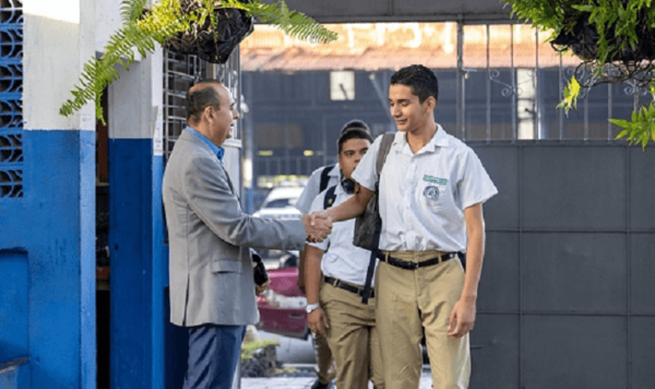 Alumnos en El Salvador deberán saludar al profesor y decir “por favor” y “gracias” - Noticiero Paraguay