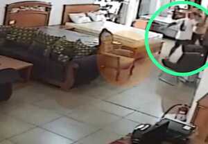 Popular / (VIDEO). Funcionario municipal okañy tras golpear brutalmente a su pareja en Luque