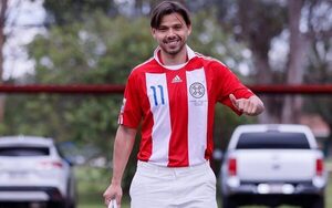 Popular / ¡Pero qué elegante! Angel Romero llegó a Ypané con una albirroja del Mundial del 2010