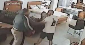 La Nación / Buscan a funcionario municipal que golpeó a su pareja en una mueblería de Luque