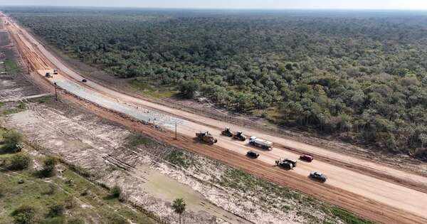 La Nación / Comunidades chaqueñas dejan el barro y el aislamiento con la ruta PY12