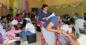 Programa “Mbaꞌe porã nde pope” impulsa formación en estilismo en la penitenciaría de Mujeres Serafina Dávalos
