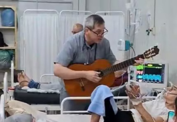 Popular / Gesto purete: Médico opurahéi guarania a pacientes
