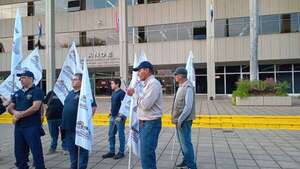 Quieren “ahogar” a la ANDE para privatizarla, advierten funcionarios - Nacionales - ABC Color