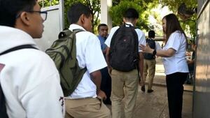 "Buenos días", "por favor" y "gracias": Obligan a escueleros de El Salvador a ser amables
