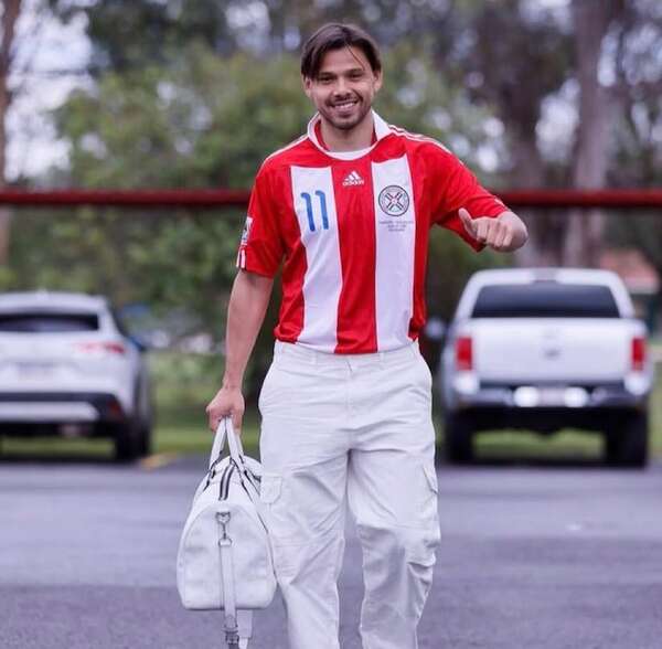 Ángel Romero revive recuerdos del Mundial 2010 con la camiseta de Jonathan Santana - Eliminatorias - ABC Color