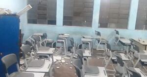 La Nación / Cayó el techo de un aula del Colegio Técnico: los alumnos se salvaron de milagro