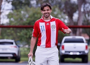 Ángel Romero se presenta a la concentración con la camiseta de Santana usada en Sudáfrica 2010