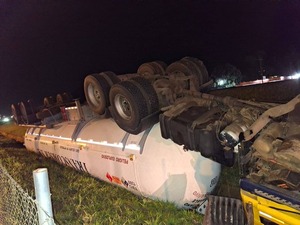 Camión que transportaba combustible volcó tras maniobra evasiva en Caaguazú