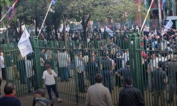 Trabajadores de la ANDE marchan en contra de la fusión con el MIC