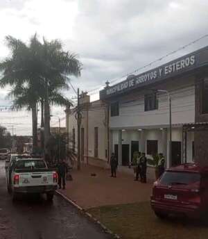 Pobladores devuelven basura frente a la Municipalidad de Arroyos y Esteros en protesta contra el intendente - Nacionales - ABC Color