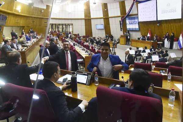 Aplanadora de Santi hace de pasapapeles y por la ventana sanciona paquete de leyes de “incentivos” - Política - ABC Color
