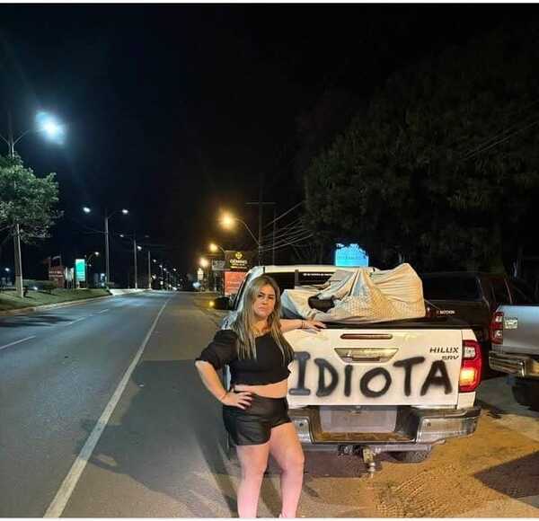 Popular / ¡"Apareció la tóxica" le dicen a una abogada que posó con auto viral del rally!