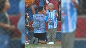 Mamá de DT le dio el tupanói en la cancha