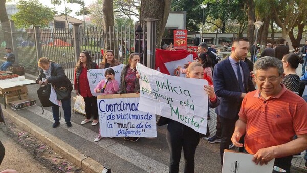 Ministro Santander recibió a las víctimas de los pagarés