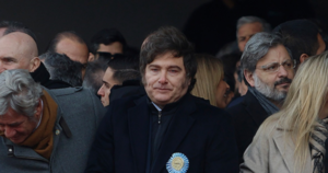 Milei está anunciado para una cumbre de ultraderecha en Asunción, pero podría bajarse por el escándalo de las coimas