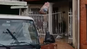 Video: Arrojan basura en la casa del intendente de Arroyos y Esteros