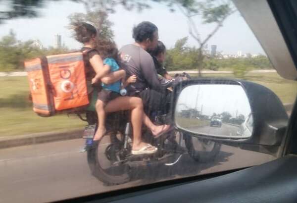 Inseguridad e irresponsabilidad al máximo: entre cinco en una moto - Crónicas Ciudadanas - ABC Color