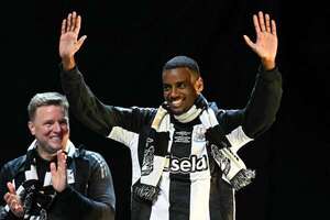 Isak se despide del Newcastle en medio de una polémica salida hacia el Liverpool - Fútbol de la Premier League - ABC Color