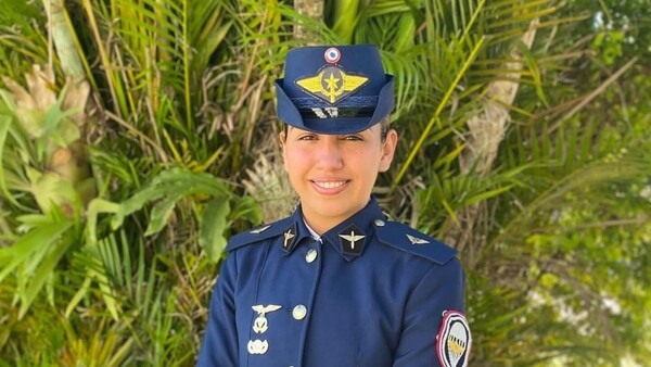 Hace historia en la Fuerza Aérea: es la primera joven indígena paracaidista