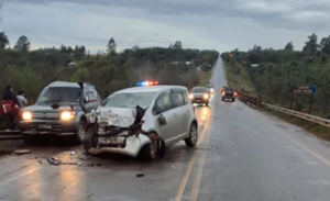 Mujer pierde la vida en grave accidente entre camioneta y automóvil en Iruña