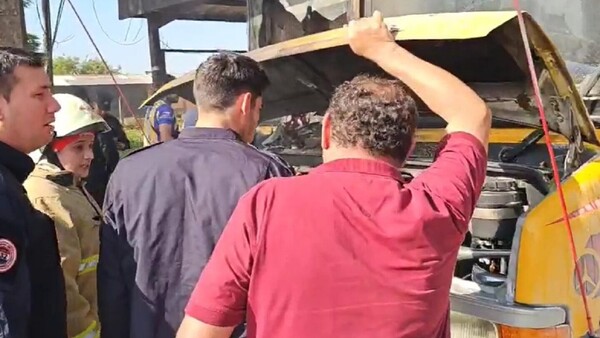 Video: Incendio de un bus causa susto a los pasajeros en Ciudad del Este