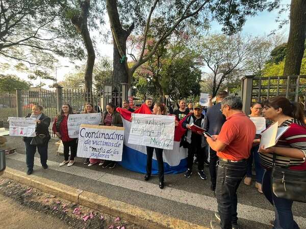 Mafia de los pagarés: víctimas se manifiestan frente al Palacio de Justicia y piden respuestas a la CSJ - Nacionales - ABC Color