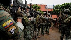 Noboa renueva cúpula militar para combatir crimen organizado