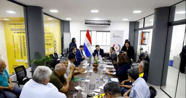 La Nación / Alcanzan acuerdo y los choferes levantan huelga