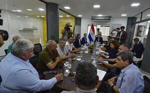 Choferes posponen huelga, mientras aguardan que Senado postergue tratamiento de la reforma - Economía - ABC Color
