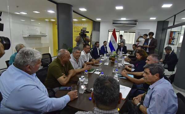 Choferes posponen huelga, mientras aguardan que Senado postergue tratamiento de la reforma - Economía - ABC Color