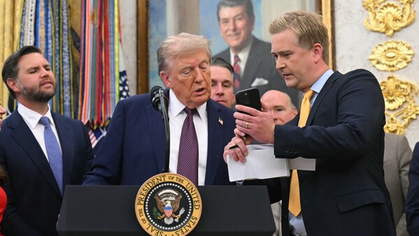 Corte bloquea a Trump el uso de ley de 1798 para deportar migrantes en varios estados