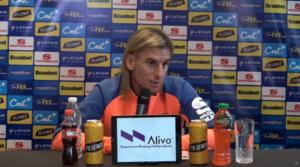 Versus / El DT de Ecuador se rinde ante Paraguay y enumera las cualidades de la Albirroja