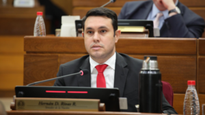 Fiscalía afirma que no hay registro documental de Hernán Rivas como estudiante de Derecho