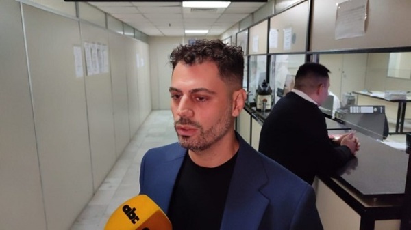 Abogado presenta pruebas de presunta venta de cargos y desvío de fondos en gestión de Nenecho