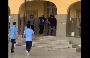 Alumno armado con cuchillo amenaza a profesora y desata caos en colegio capitalino