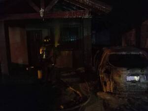 BOMBEROS CONTROLARON INCENDIO DE UN AUTOMÓVIL QUE AFECTÓ PARTE DE UNA VIVIENDA EN BARRIO ARROYO PORÃ, CAMBYRETÁ - «TVS DIGITAL»
