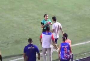 Indignante vídeo de agresión de jugador a árbitra en Colombia