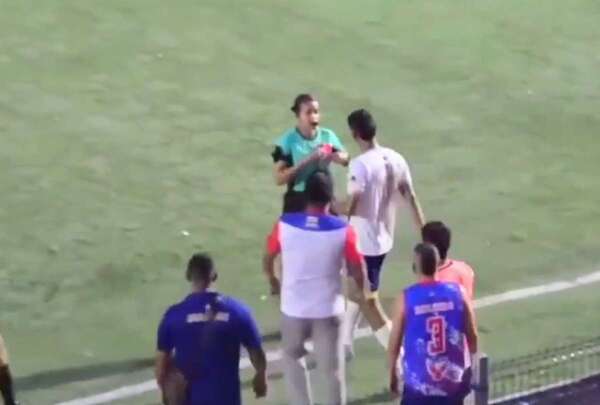 Indignante vídeo de agresión de jugador a árbitra en Colombia