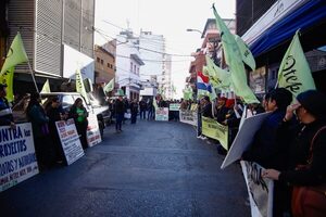 Popular / Mbo'ehára de Coordillera ojapo protesta frente al MEC: No quieren volver a rendir