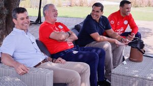 Santiago Peña se muestra con la Albirroja y los internautas estallan en las redes