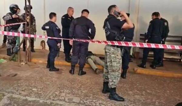 ¡Malandro omano en enfrentamiento con los polis después de un asalto !