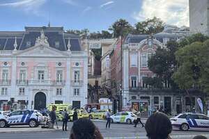 Varios muertos al descarrilar un famoso funicular turístico del centro de Lisboa - Mundo - ABC Color