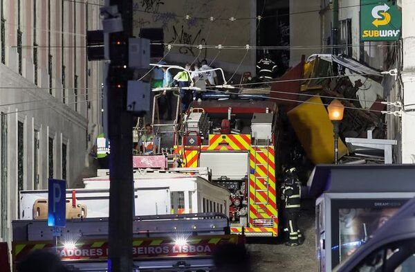 Popular / Al menos 15 muertos y 20 heridos tras el descarrilamiento de un tranvía funicular en Lisboa