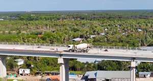 La Nación / Primer vehículo cruzó el viaducto de acceso al Puente de la Bioceánica