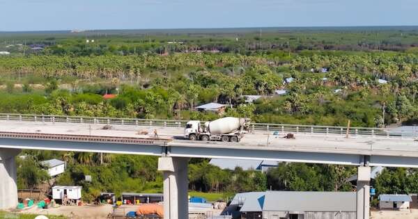 La Nación / Primer vehículo cruzó el viaducto de acceso al Puente de la Bioceánica
